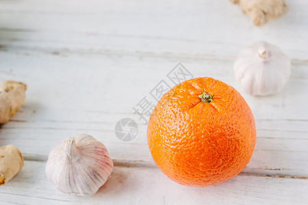 柑橘类水果与大蒜和姜根图片