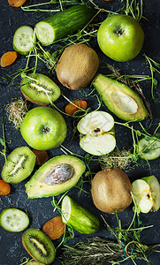 烹饪滑冰的成分有机绿色蔬菜和黑石本底的水果平图片