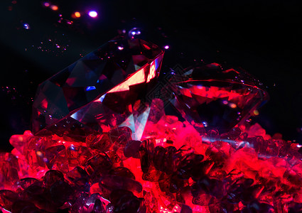 照片中富含光彩的钻石躺在红色亮的石英头上图片
