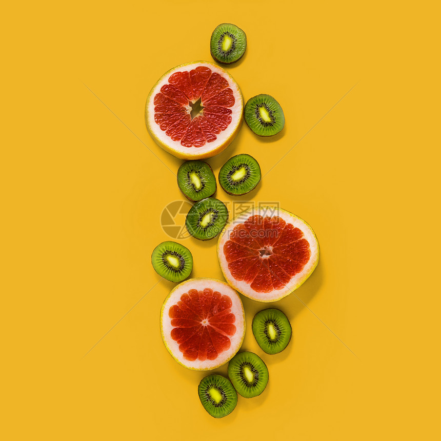 黄色背景的新鲜水果Kiwi和Grap图片