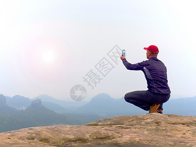 希克人休息在山顶上坐在尖的峰顶上享图片