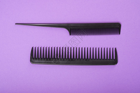 紫色背景上的两把梳子图片