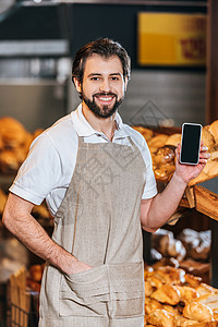 在超市用空白屏幕显示智能手机的笑图片