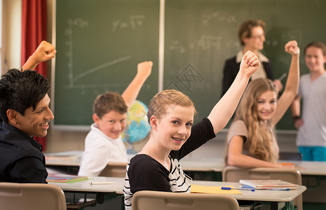 老师站在黑板前上数学课在学校教学生图片