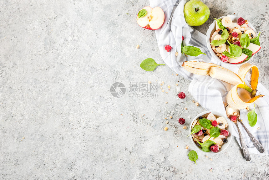 健康的夏季早餐水果和浆果沙拉图片