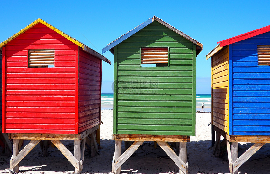 一排彩色海滩小屋图片