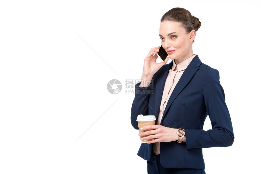 用咖啡用电话聊天的成年女商人在白线上与外界隔图片