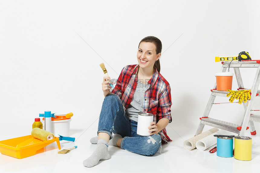 女人坐在地板上用刷子油漆罐翻新公寓房间的工具隔离在白色背景上壁纸胶合配件绘画工具修复家居理图片