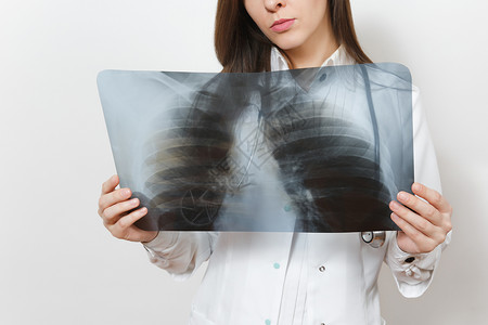 用肺部X光片荧光造影伦琴在白色背景上隔离的特写女医生穿着医用长袍听诊器的女医生医护人员背景图片