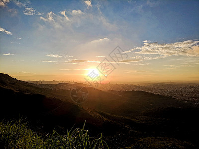 从贝洛奥里藏特市顶端及其山丘山谷和建筑物的景象高清图片