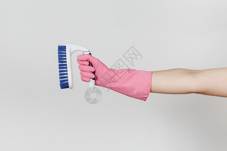戴粉色手套的女手的特写水平握着白色刷子背景图片
