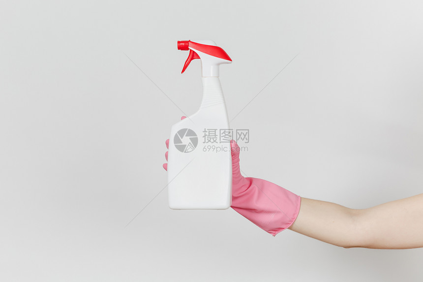 戴粉色手套的女手的特写拿着白色喷雾瓶图片