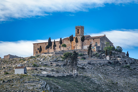 山顶教堂的远景图片