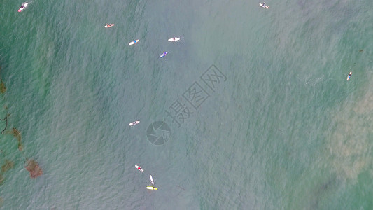 冲浪者在海洋中的向下鸟瞰图图片