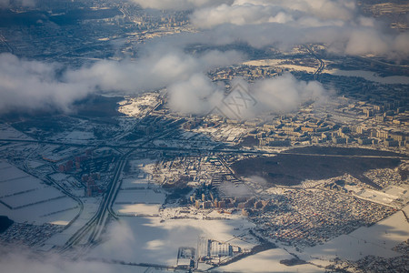 冬季该市多仓库区的空背景图片