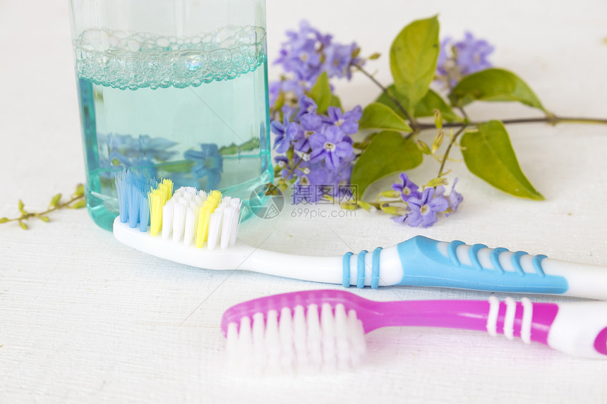 口腔和白花紫用牙刷洗口水和图片