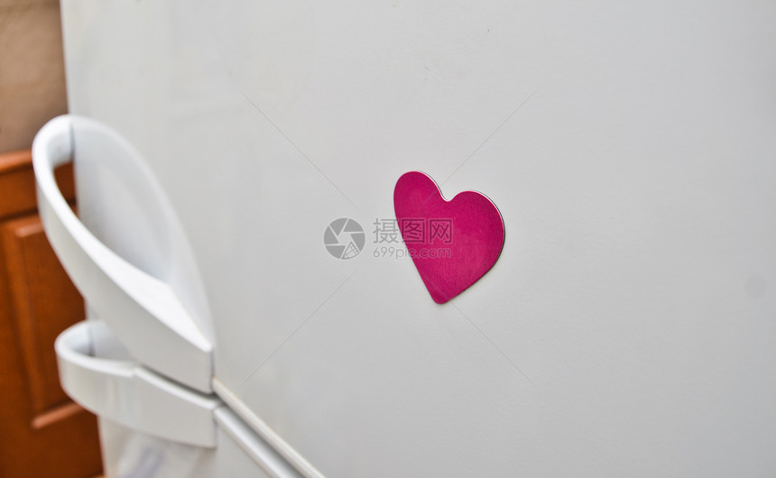 冰箱上的心脏形式的磁力图片