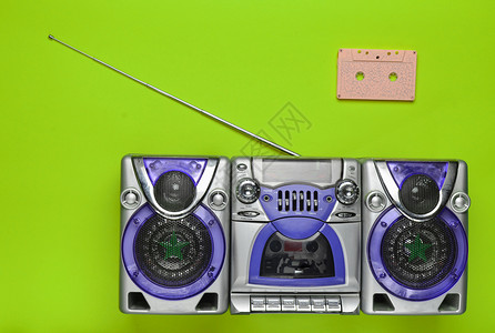 吸顶音箱老派复古录音机和绿色背景上的录音带过时的技术极简主义的趋势顶视背景