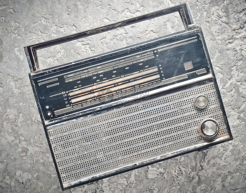 70年代的无线电收音机在灰色图片