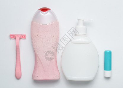 白色背景上的卫生和身体护理产品布局肥皂洗发水牙刷剃须刀口红顶视图图片