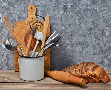 家餐面包店木板厨房工具黑麦面包图片