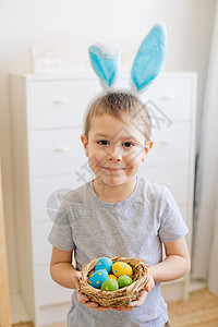 婴儿涂漆享受复活节鸡蛋和兔背景图片