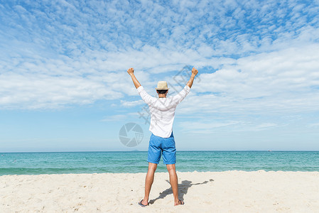 享受海边的像亚人一样的快乐生活方式夏天图片