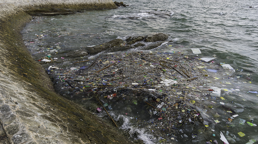 垃圾对baech海滩的污染海滩上的塑料图片