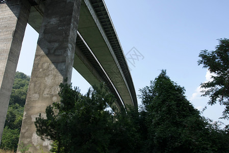 高速公路或高速公路立交桥下的侧视图老建筑高速公路图片