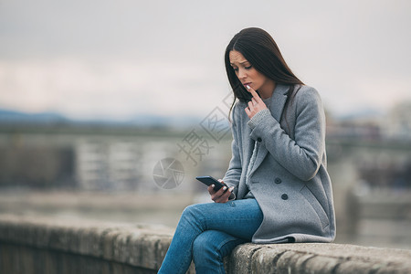 年轻的孤独和担心的女人正在等电话图片