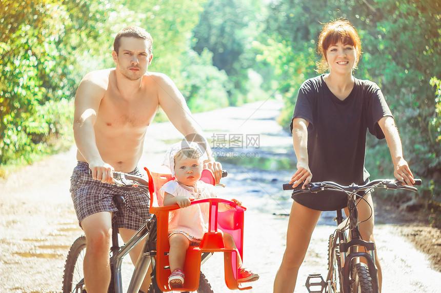 爸和他的小女儿坐在自行车上图片