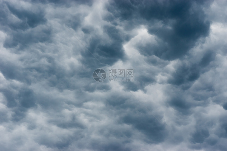 夏日天空中的乌云图片