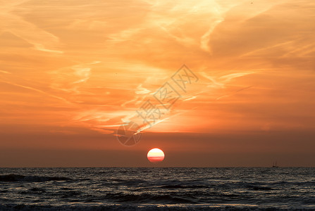 海与橙色天空的风景图片