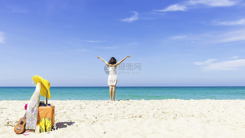 夏日旅行与时装女伴游泳衣比基尼鱼星太阳眼镜照相机和帽子一起在沙滩上度假图片