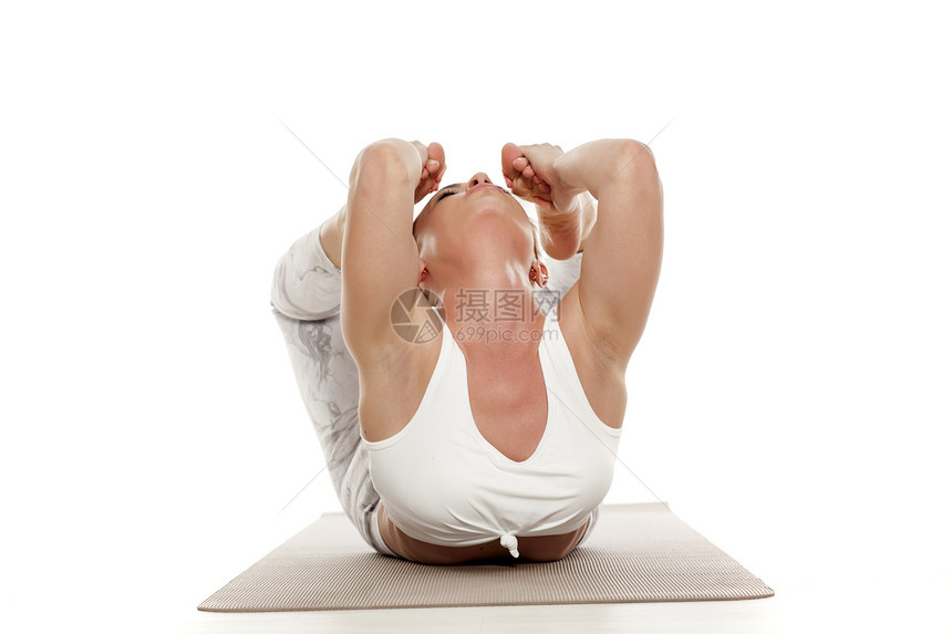瑜伽运动训练和生活方式的概念年轻的金发女人做瑜伽运动一个年轻漂亮的女人在做瑜伽练习的白色图片