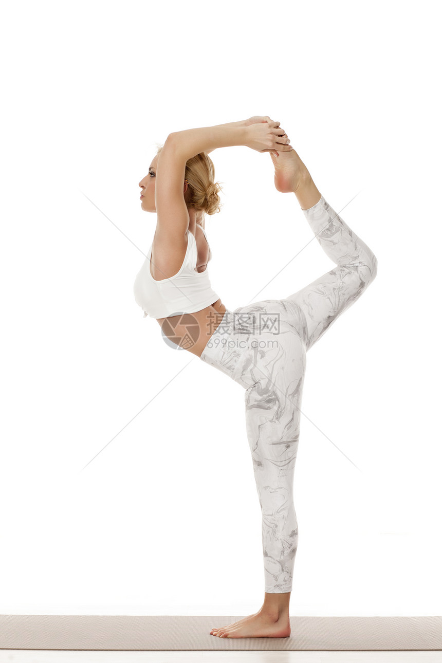 瑜伽运动训练和生活方式的概念年轻的金发女人做瑜伽运动一个年轻漂亮的女人在做瑜伽练习的白色运动服的肖像舞蹈姿势的主Natara图片