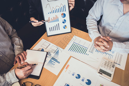 业务团队同事讨论工作分析与团队中的财务数据和营销增长报告图图片
