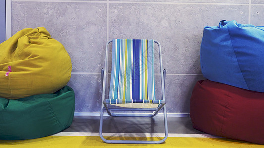 色彩缤纷的日光浴床和靠墙的一些包椅图片