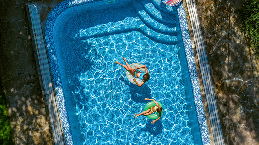 从空中俯瞰游泳池中的儿童图片