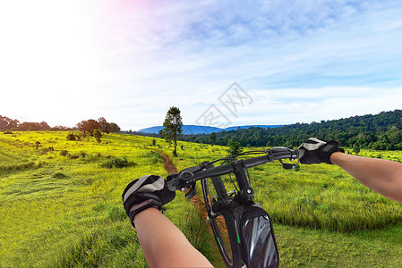 秋天森林的山车手强健和年轻女子骑着山车在山峰登上山顶迎图片