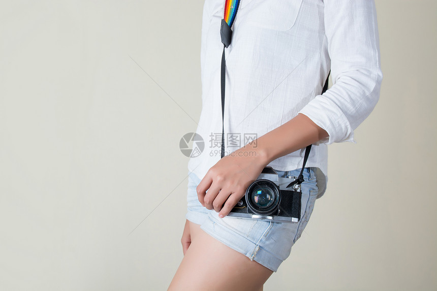 年轻美女摄影师持反光照相图片