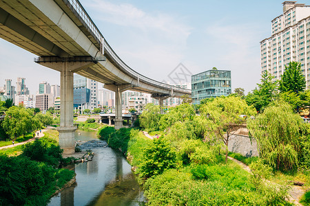 韩国首尔的一条高公路和Cheon图片