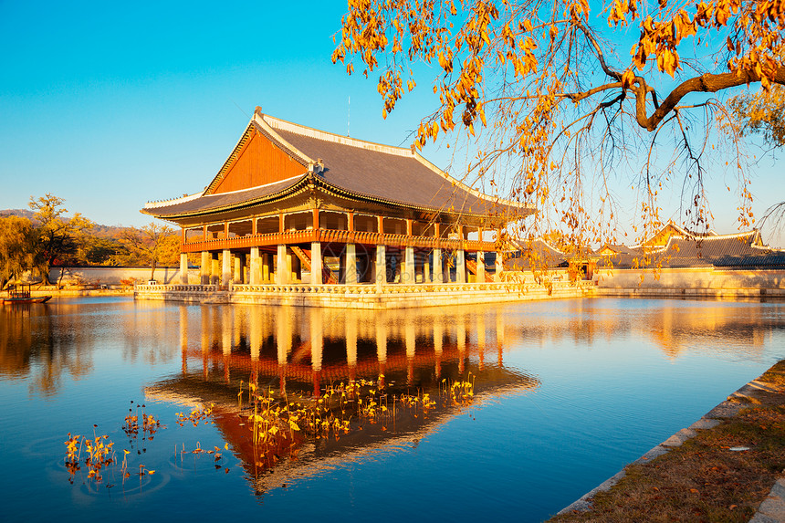 在韩国首尔的秋天韩国传统建筑图片