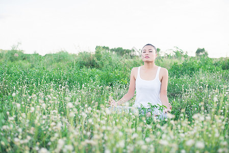 在莲花的年轻瑜伽女人图片