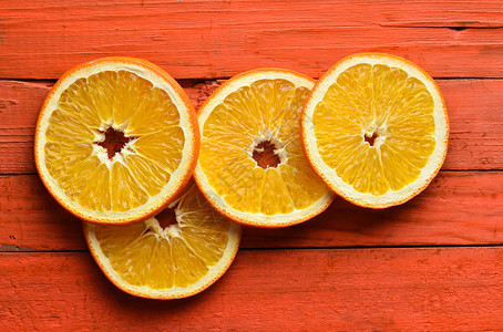 橙色的橙色切片在橙色木制背景图片