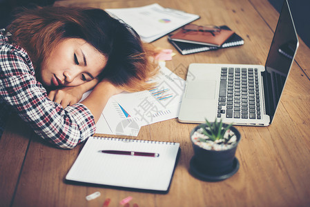 年轻的时髦女人厌倦了工作和工作场所的午睡图片