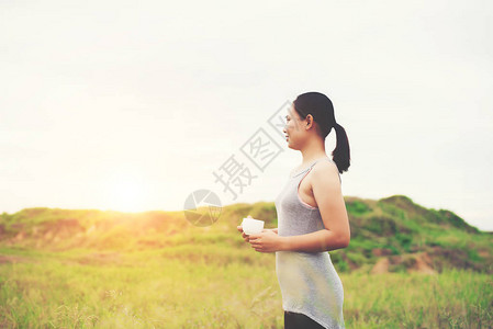 年轻的美丽的亚洲女人享受生活和咖啡图片