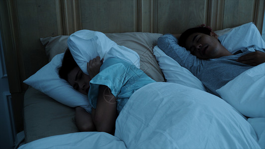 晚上睡觉在附近的床上的丈夫打呼噜图片