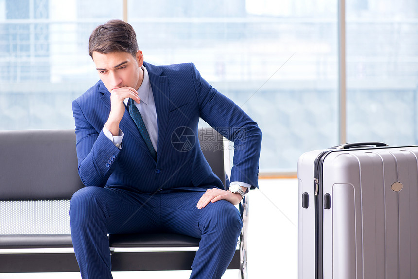 商人在机场等公务舱的飞机他图片