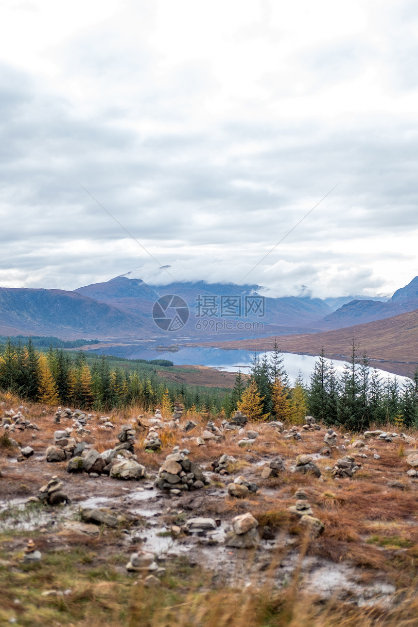 苏格兰高原山区森林和湖泊的风景观图片